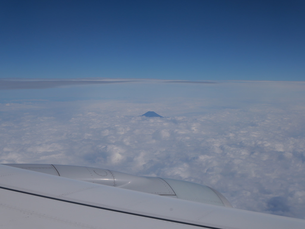 Mt. Fuji empfängt mich in Japan, das ansonsten vollständig von Wolken bedeckt ist.